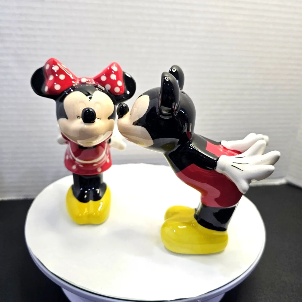 Mickey & Minnie Kissing Ceramic Salt & Pepper Shakers Kiss L👀K KISS DISNEY
